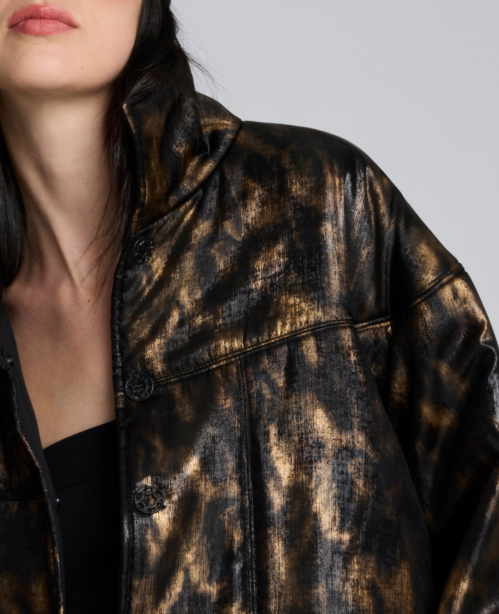 Kenneth Cole Animal Foiled Satin Lightweight Seamed Puffer Jacket | BLACK/MARSH BROWN