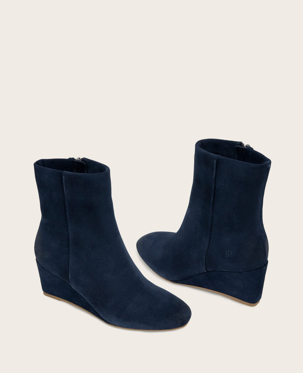 Kenneth Cole GENTLE SOULS - Nash Suede Side Zip Wedge Bootie | NAVY SUEDE